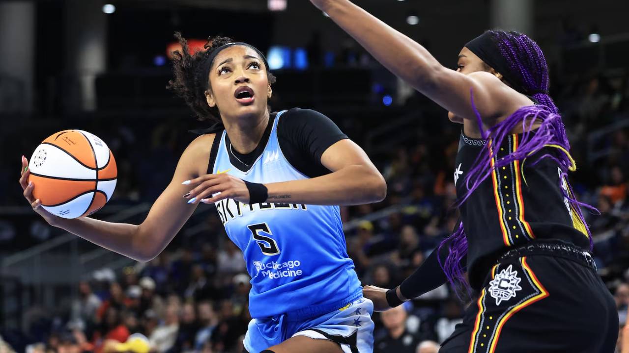 Angel Reese (kiri) mencetak 18 poin saat Chicago Sky meraih kemenangan 88-64 atas Connecticut Sun pada Rabu (3/9). (Foto: AP)