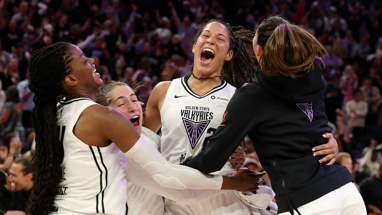 Para pemain Golden State Valkyries melakukan selebrasi setelah mengalahkan Dallas Wings 84-80 pada Kamis (4/9). (Foto: AP)