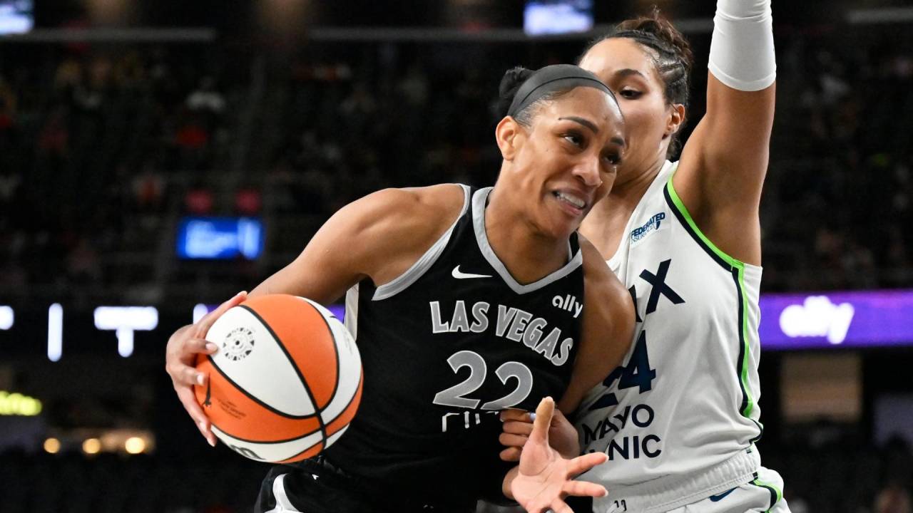 A’ja Wilson (kiri) mencetak 31 poin saat Las Vegas Aces mengalahkan Minnesota Lynx 97-87 pada Kamis (4/9) malam. (Foto: AP)