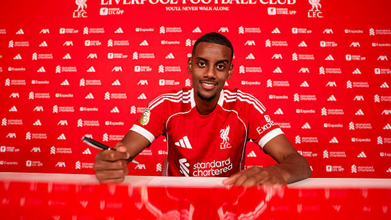 Sudah Resmi ke Liverpool, Alexander Isak Masih Bungkam di Hadapan Media