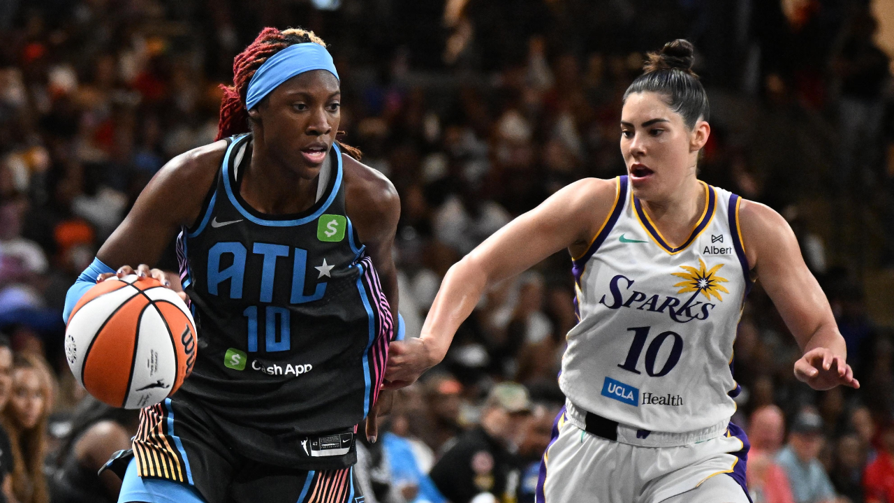 Rhyne Howard (kiri) mencetak 37 poin saat Atlanta Dream meraih kemenangan 104-85 atas tim tamu Los Angeles Sparks pada Jumat (5/9). (Foto: AP)