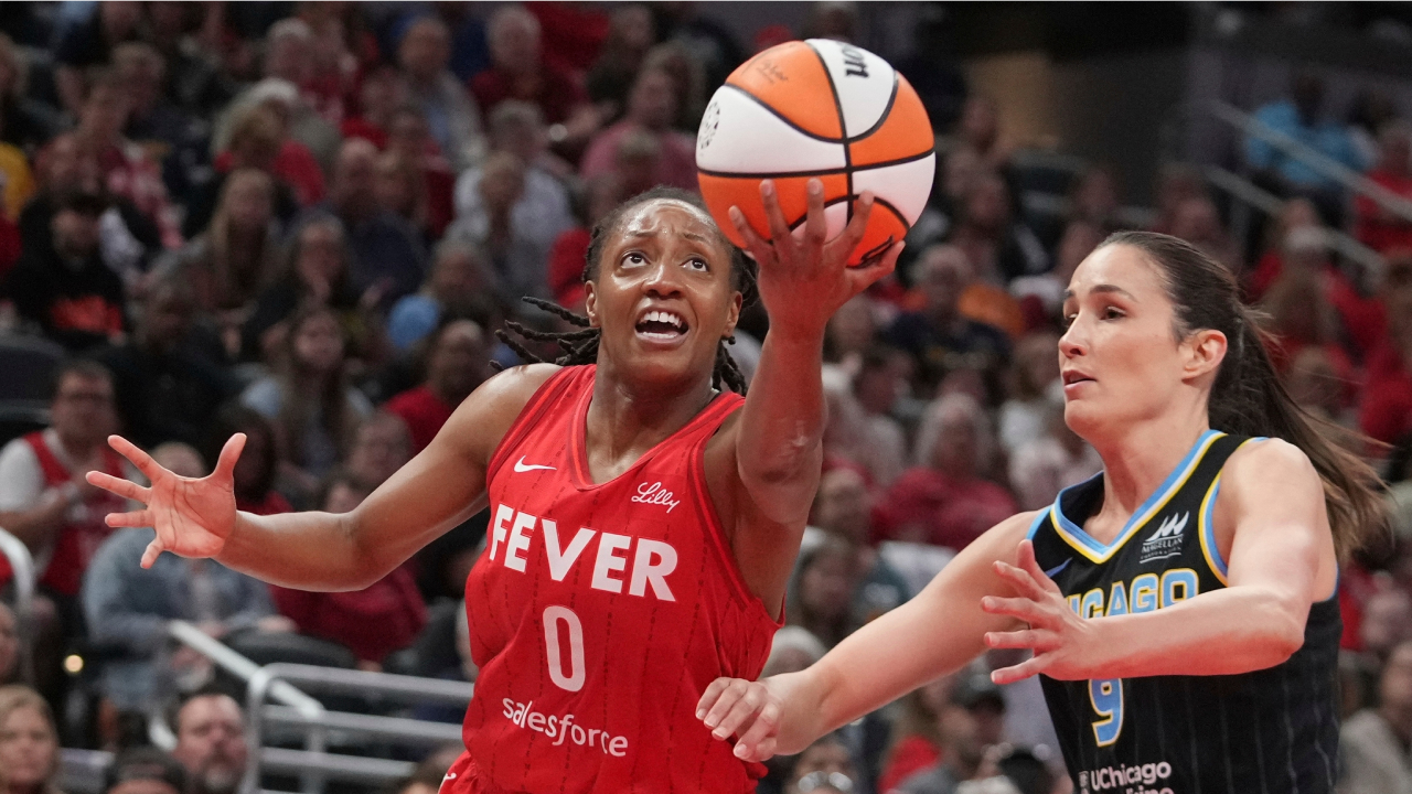 Kelsey Mitchell (kiri) mencetak 20 poin saat Indiana Fever meraih kemenangan 97-77 atas Chicago Sky pada Jumat (5/9). (Foto: AP)