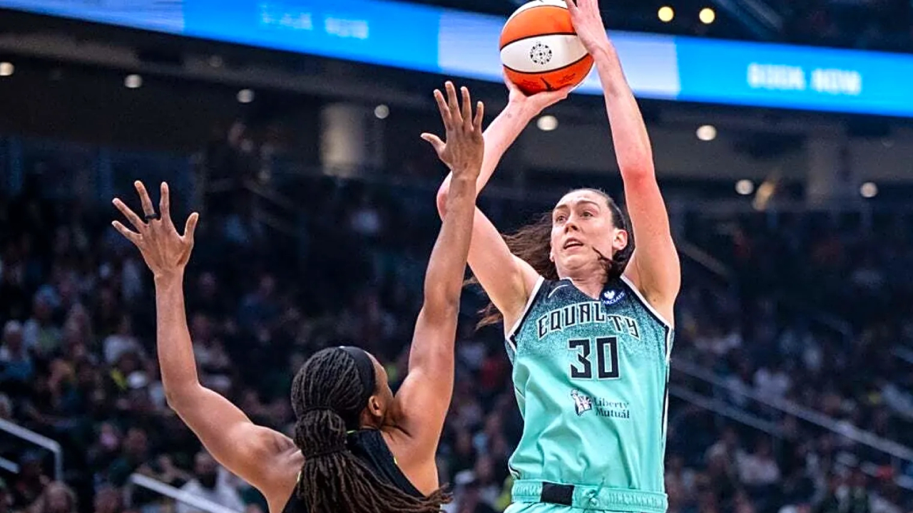Breanna Stewart (kanan) mencetak 24 poin saat New York Liberty meraih kemenangan 84-76 atas Seattle Storm pada Jumat (5/9).
