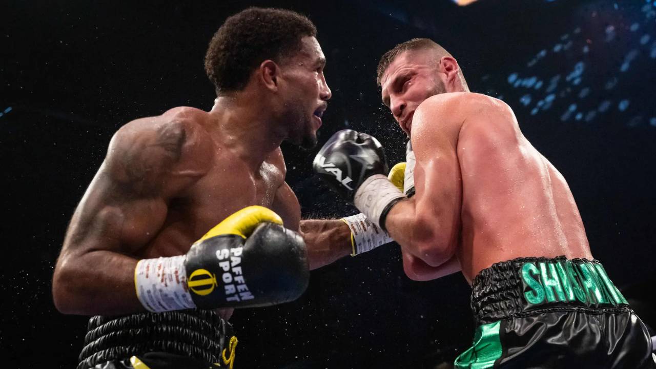 Osleys Iglesias (kiri) menekan Vladimir Shishkin sejak ronde pertama. (Foto: Fight TV)