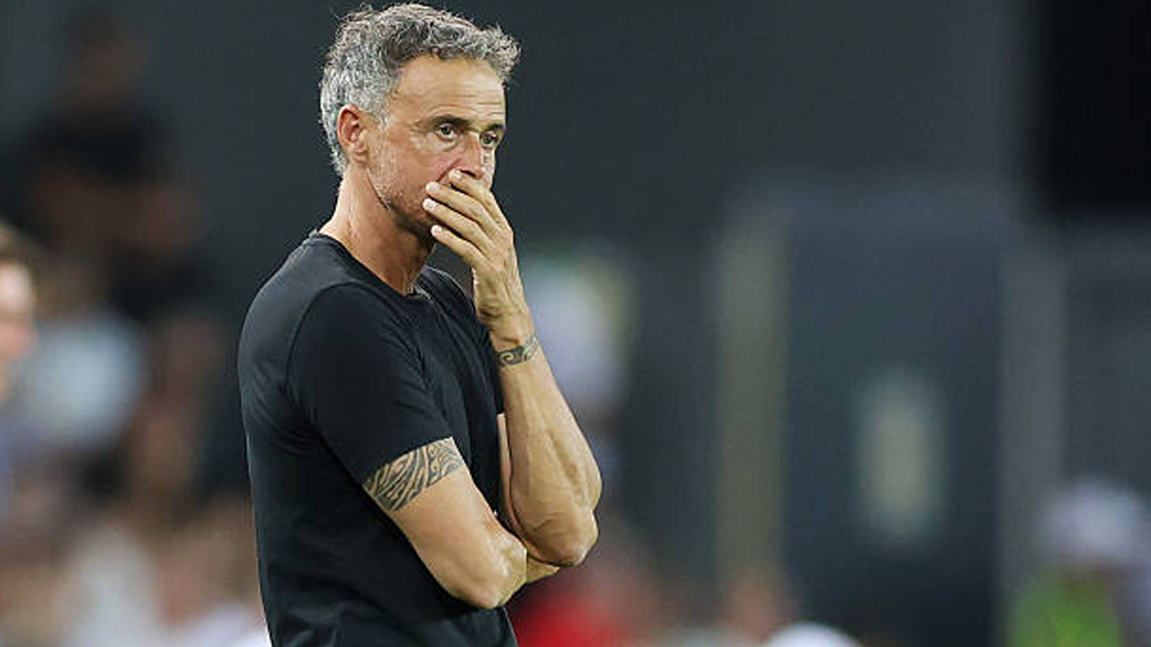 Terlibat Kecelakaan Sepeda, PSG Konfirmasi Luis Enrique Jalani Operasi