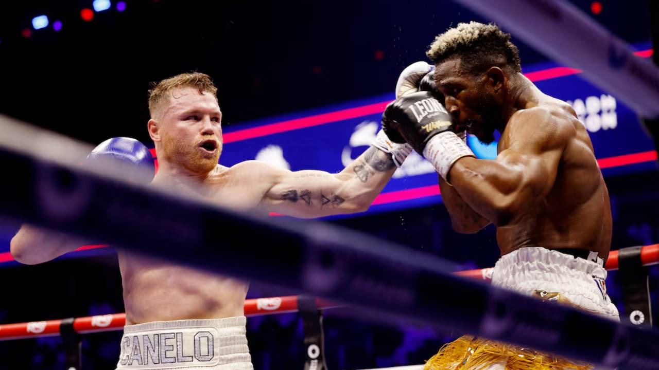 Versus Canelo, William Scull (kanan) memiliki ruang untuk bertarung sambil mundur. (Foto: Fight TV)