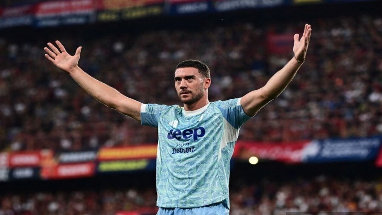 Gagal di bursa transfer musim panas, AC Milan akan kembali mengejar tanda tangan Dusan Vlahovic di bursa transfer musim dingin Januari 2026 / via Getty Images