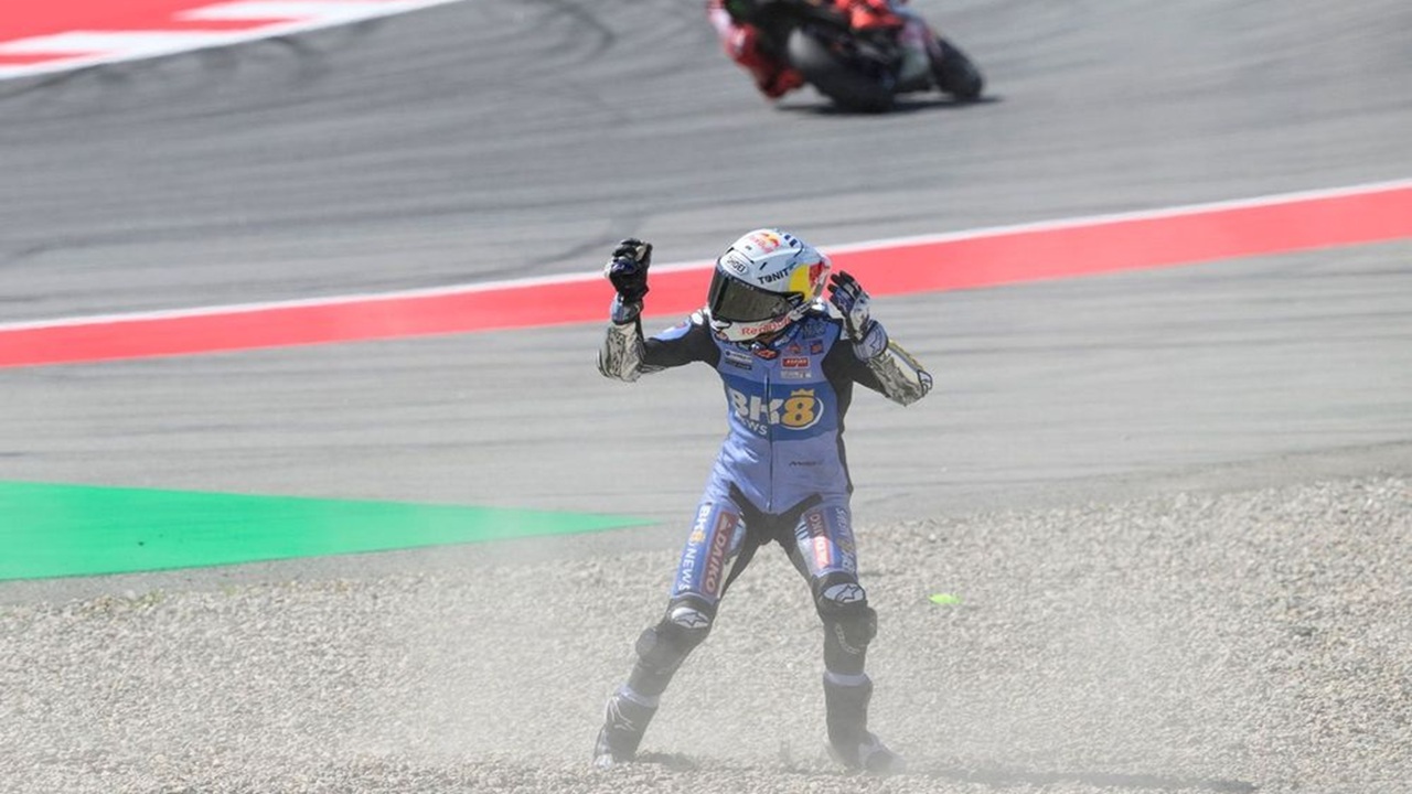 Alex Marquez terjatuh crash saat memimpin Sprint Race MotoGP Catalunya