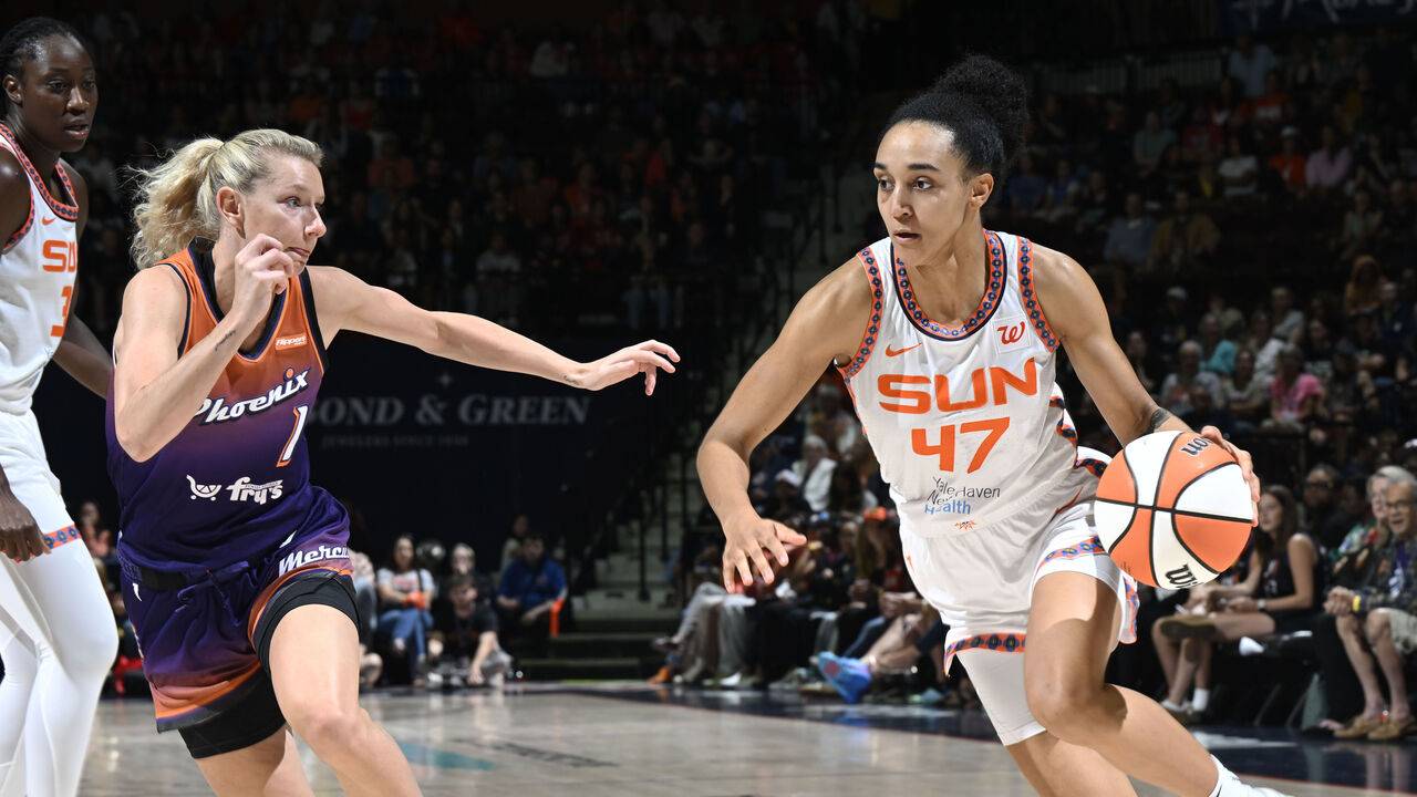 Leila Lacan (kanan) mencetak 14 poin saat Connecticut Sun meraih kemenangan 87-84 atas Phoenix Mercury pada Sabtu (6/9) siang. (Foto: AP)