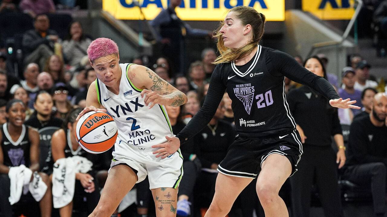 Natisha Hiedeman (kiri) mencetak 24 poin saat Minnesota Lynx mengalahkan Golden State Valkyries dengan skor 78-72 pada hari Sabtu (6/9) di San Fransisco. (Foto: AP)