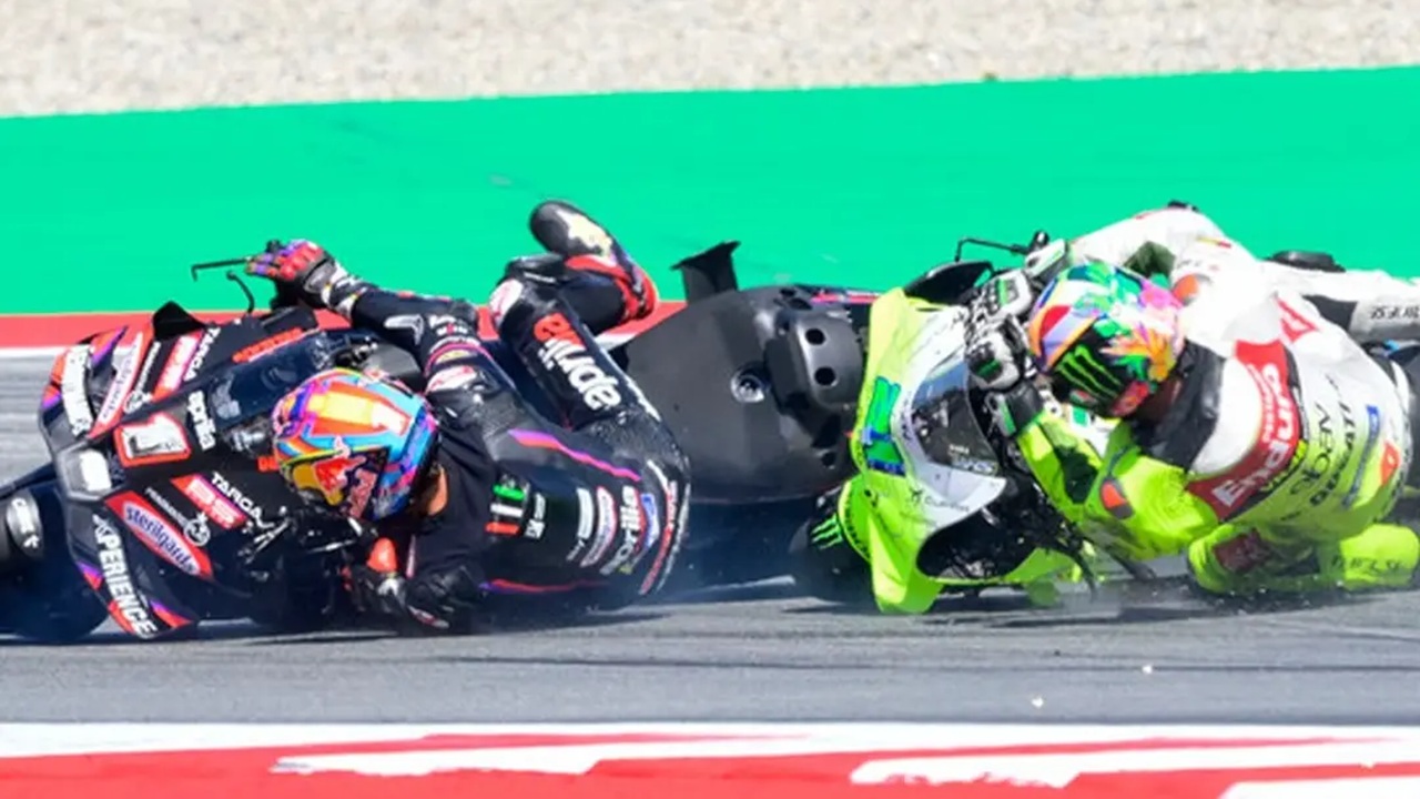 Franco Morbidelli menabrak Jorge Martin