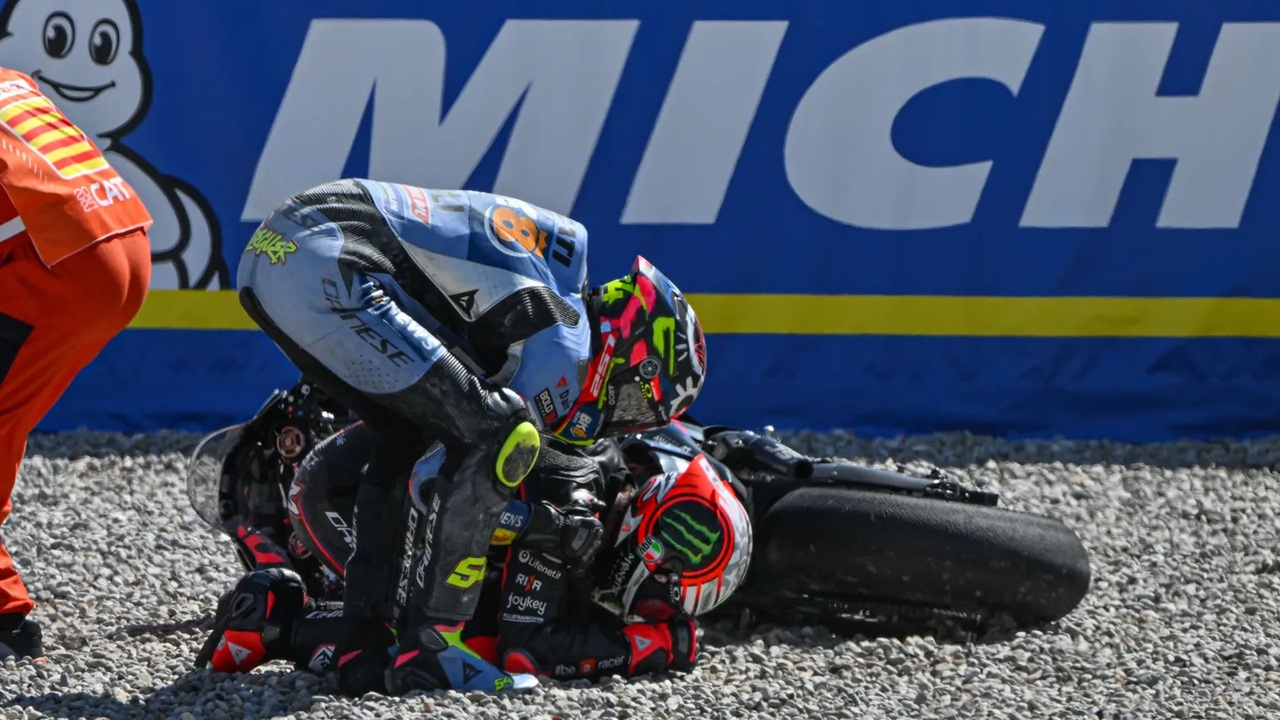 Marco Bezzecchi mengalami insiden dengan Fermin Aldeguer di MotoGP Catalunya