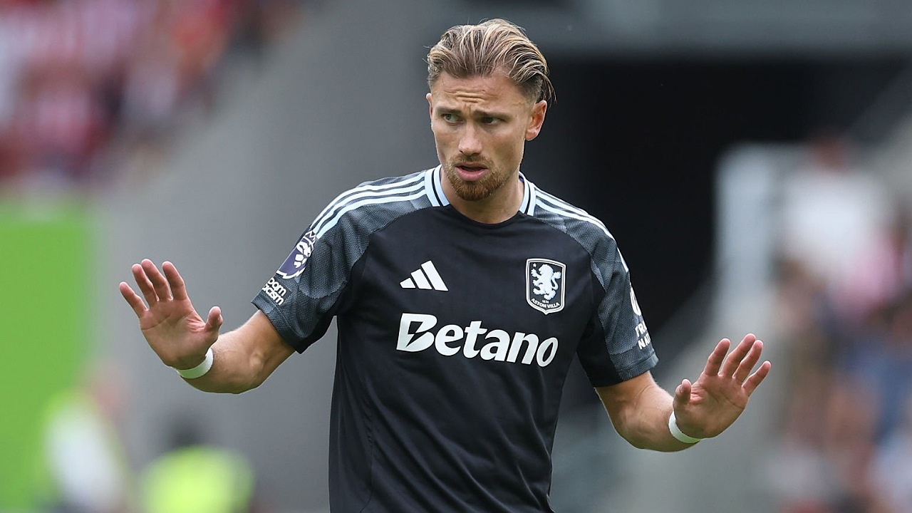 Bek kanan Aston Villa, Matty Cash