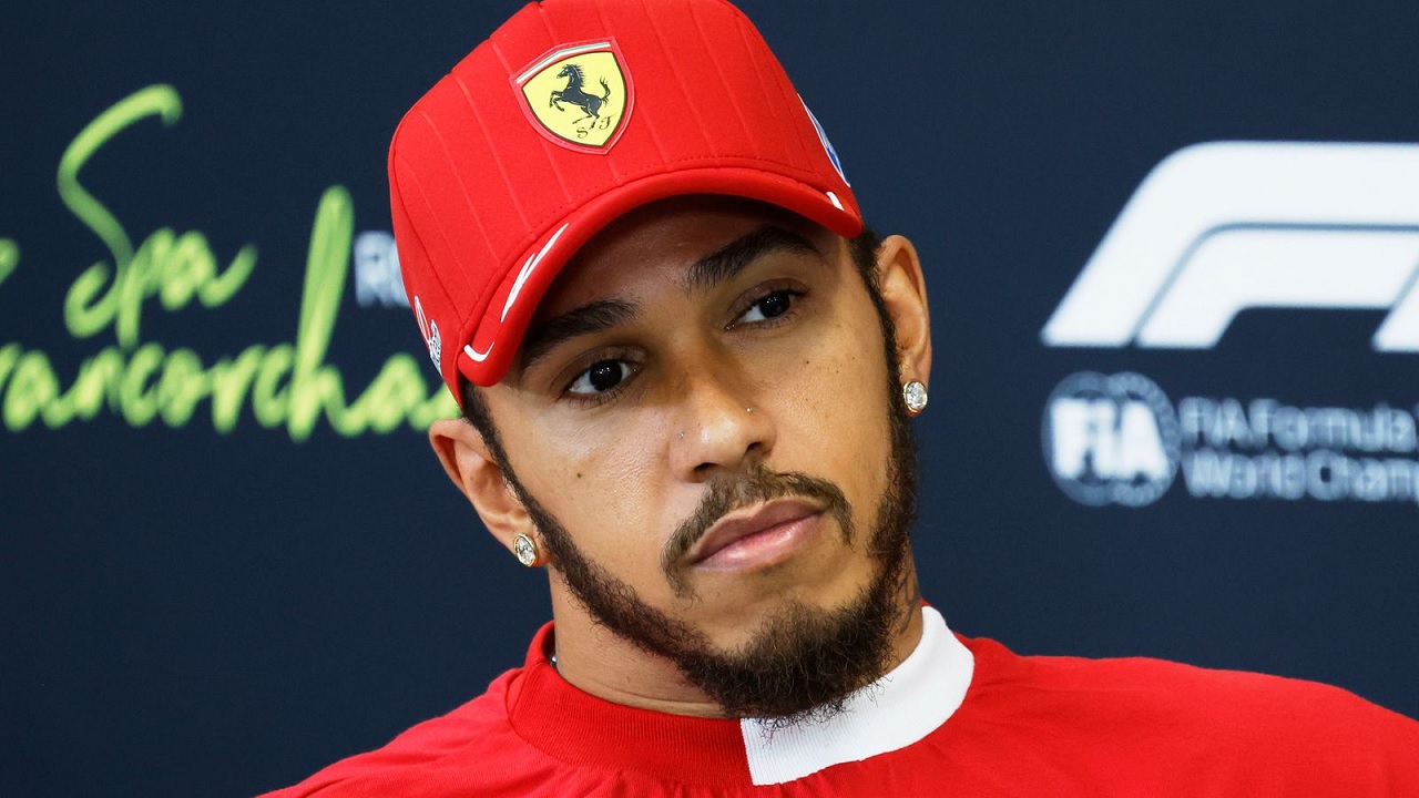 Sejumlah orang dalam tim Ferrari dikabarkan kurang suka dengan Lewis Hamilton.