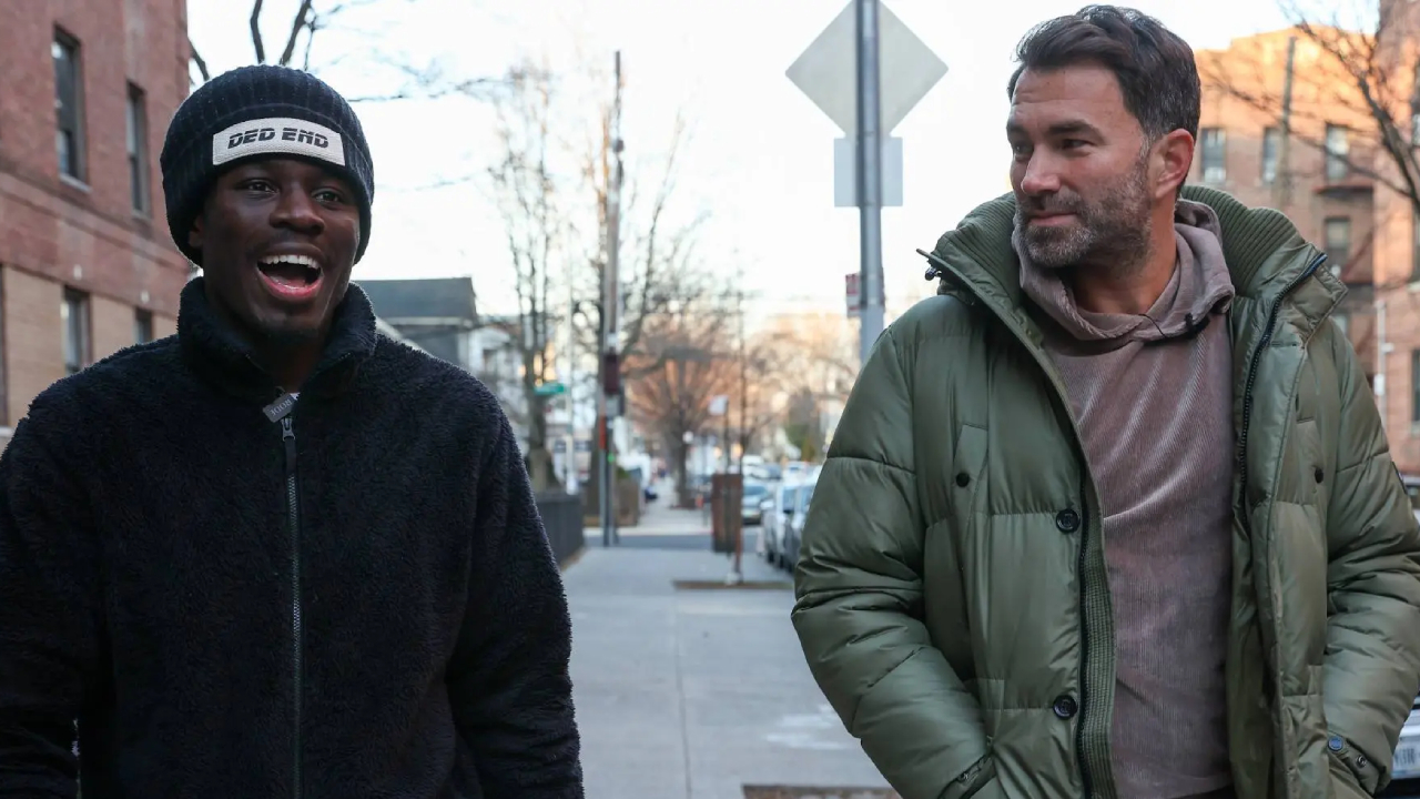 Eddie Hearn (kanan) dan Richardson Hitchins. (Foto: Fight TV)