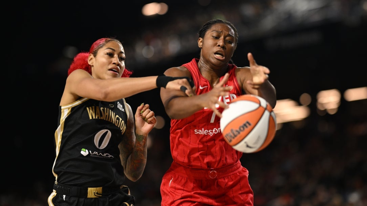 Aliyah Boston (kanan) mencetak 12 poin saat Indiana Fever meraih kemenangan 94-65 atas Washington Mystics pada Minggu (7/9) siang di Baltimore. (Foto: AP)