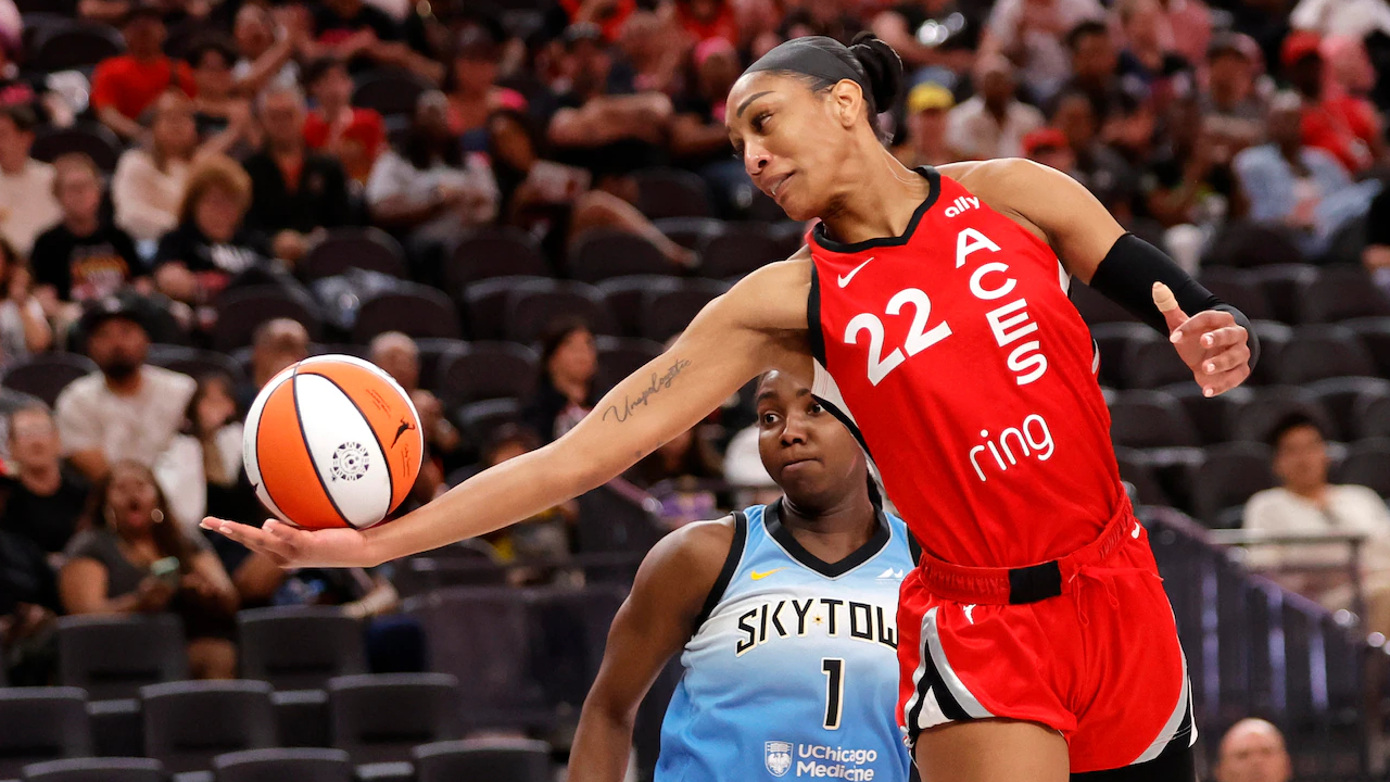 A’ja Wilson (kanan) mencetak 31 poin saat Las Vegas Aces mengalahkan Chicago Sky 80-66 pada Minggu (7/9) malam. (Foto: AP)