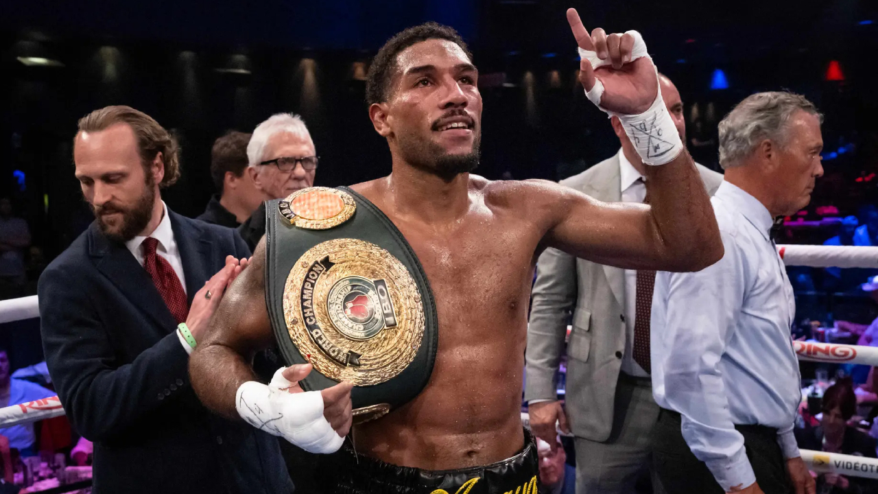 Osleys Iglesias melakukan selebrasi setelah mengalahkan Vladimir Shishkin. (Foto: Fight TV)