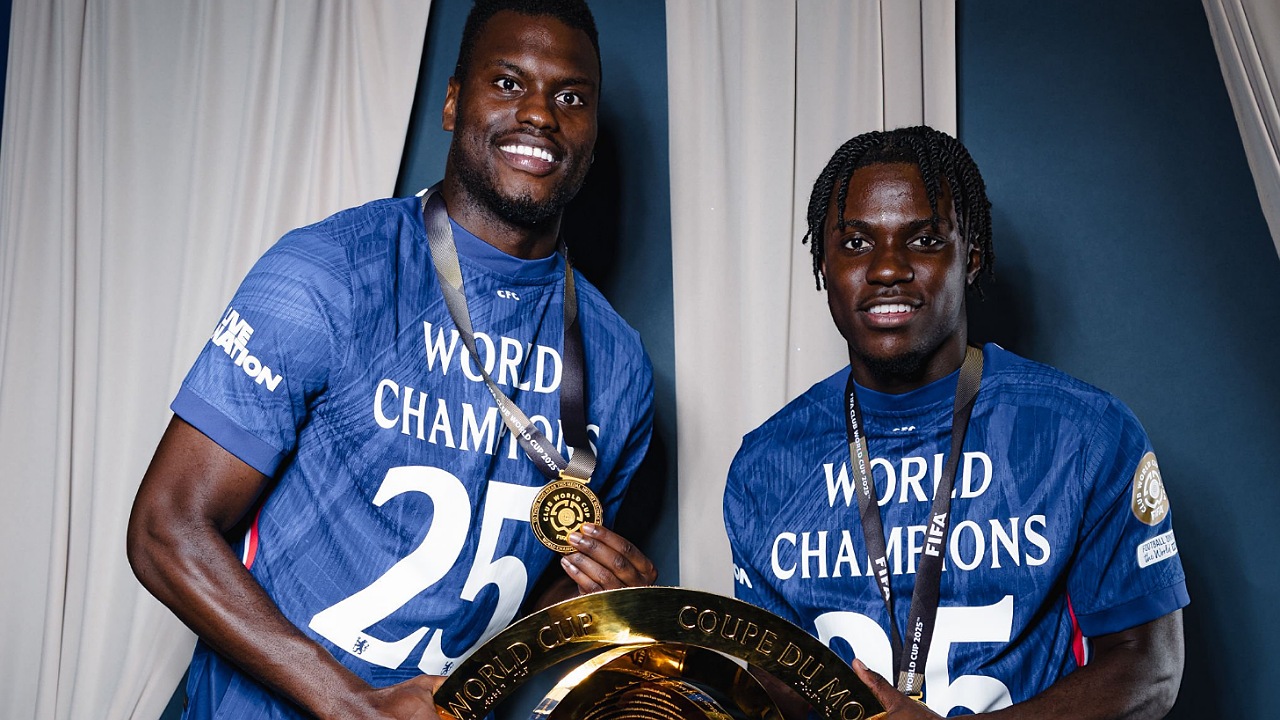 Dua pemain Chelsea, Benoit Badiashile dan Romeo Lavia