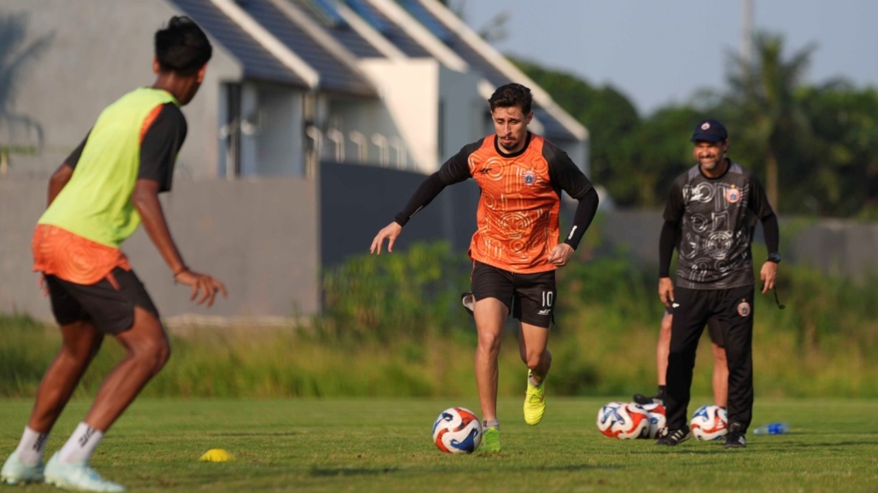 Mauricio Souza memberikan instruksi kepada Gustavo Franca