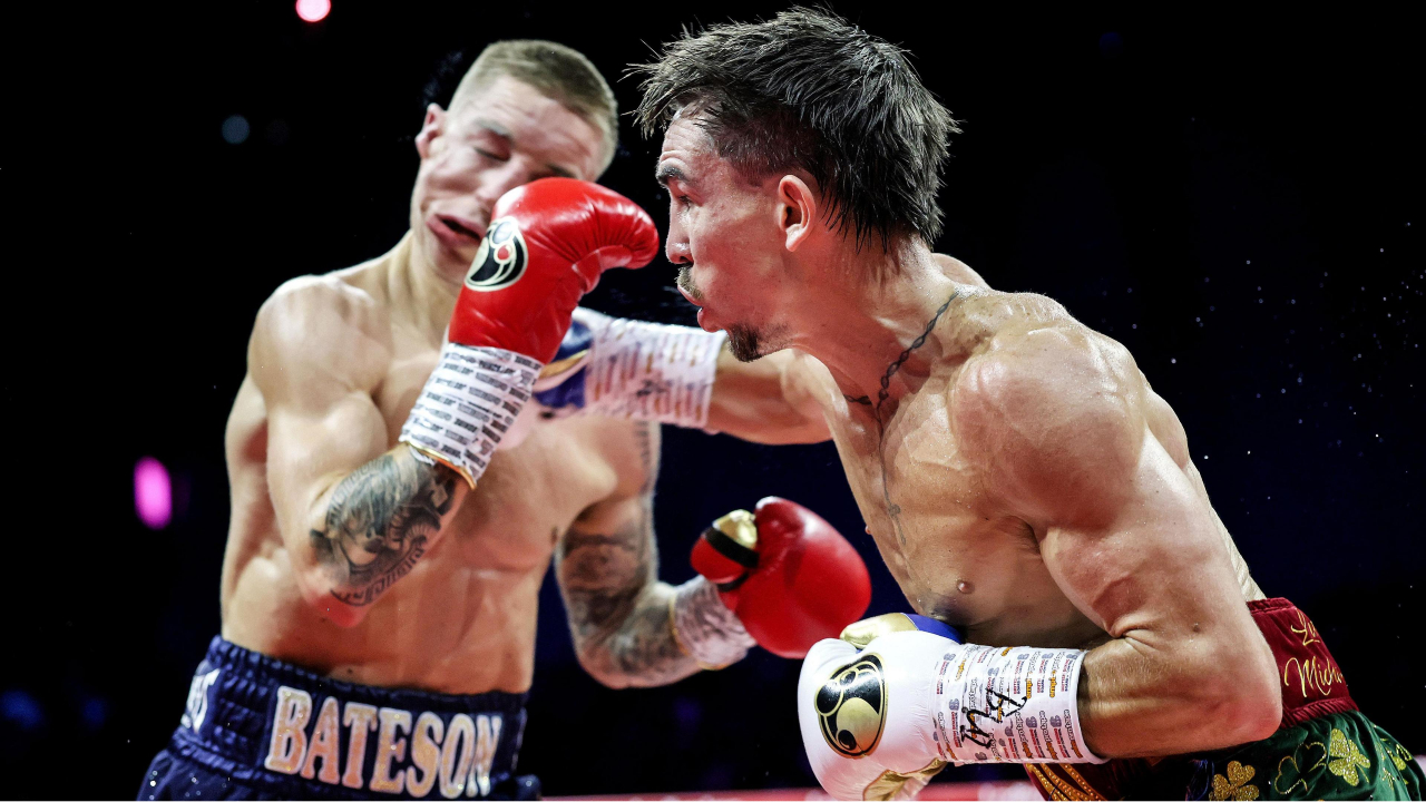 Michael Conlan (kanan) menjatuhkan Jack Bateson dengan pukulan kanan tajam di ronde ketiga. (Foto: Fight TV)