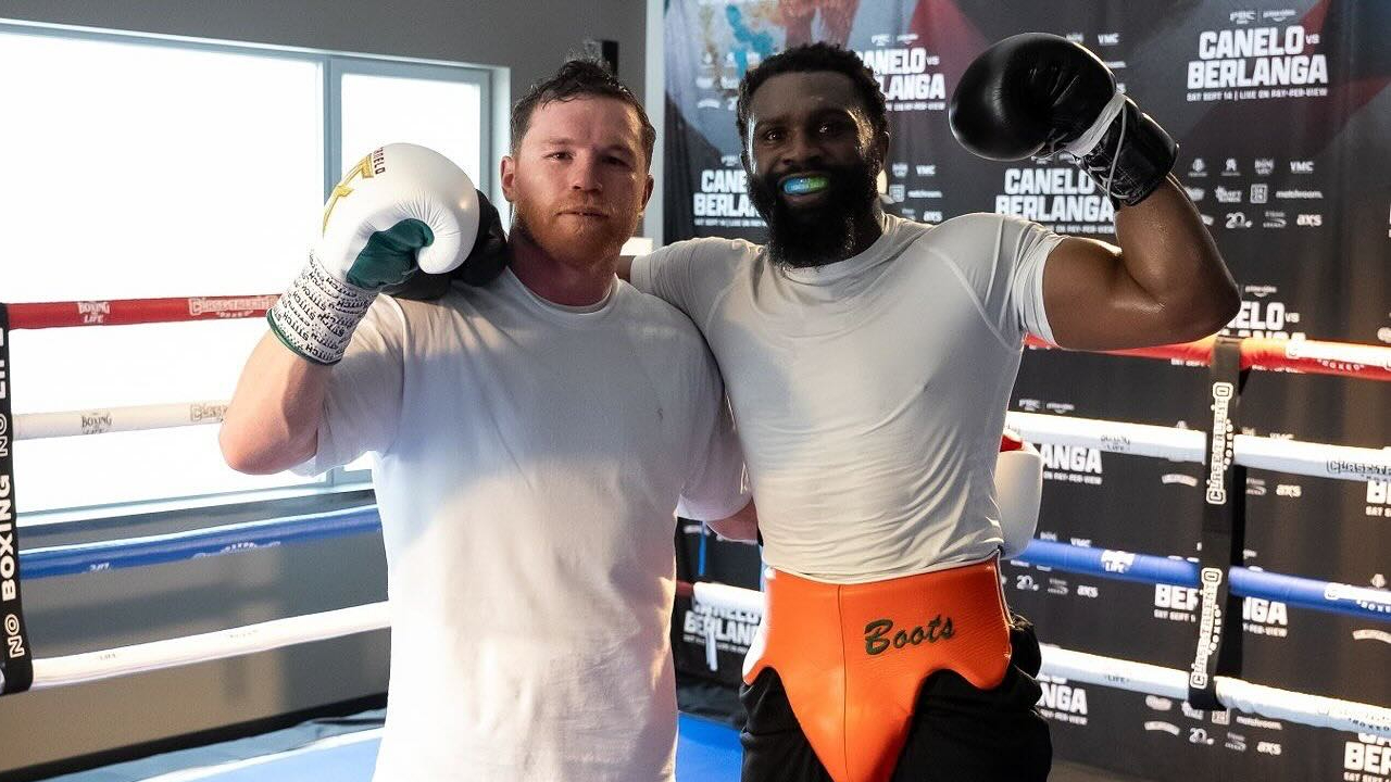 Canelo Alvarez (kiri) dan Jaron Ennis. (Foto: Fight TV)