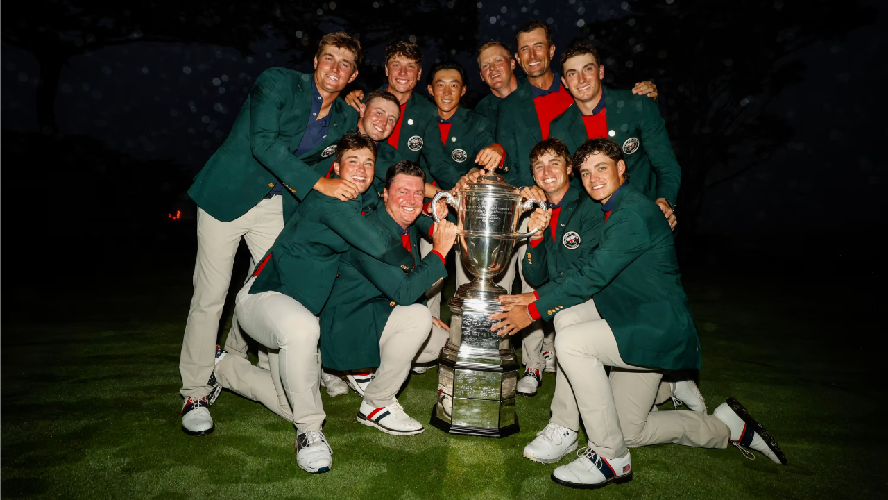 Tim golf amatir Amerika Serikat berpose dengan trofi Walker Cup. (Foto: Golf Digest)