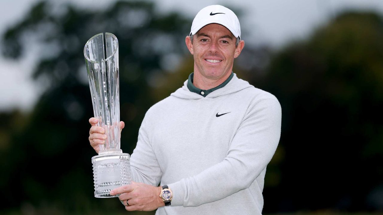 Rory McIlroy berpose dengan trofi Irish Open. (Foto: Golf Digest)