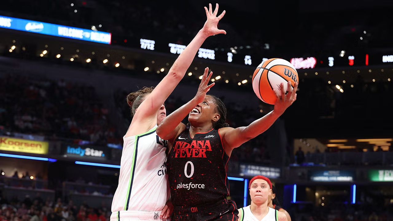 Kelsey Mitchell (kanan) mencetak 18 poin saat Indiana Fever mengalahkan Minnesota Lynx dengan skor 83-72 pada Selasa (9/9) di Indianapolis. (Foto: AP)