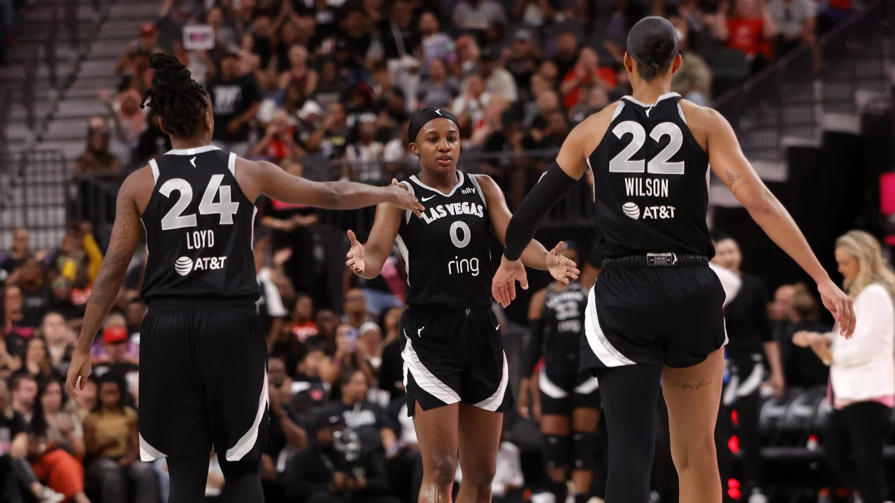Para pemain Las Vegas Aces melakukan selebrasi setelah meraih kemenangan 92-61 atas tim tamu Chicago Sky pada Selasa (9/9). (Foto: AP)