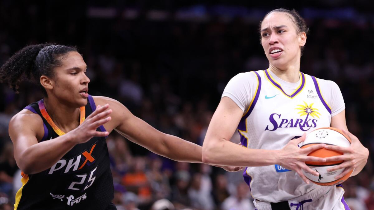 Dearica Hamby (kanan) mencetak 25 poin saat Los Angeles Sparks mengalahkan tuan rumah Phoenix Mercury 88-83 pada Selasa (9/9). (Foto: AP)