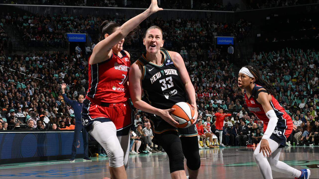 Emma Meesseman (kanan) mencetak 19 poin saat New York Liberty mengalahkan Washington Mystics dengan skor 75-66 pada Selasa (9/9) malam. (Foto: AP)