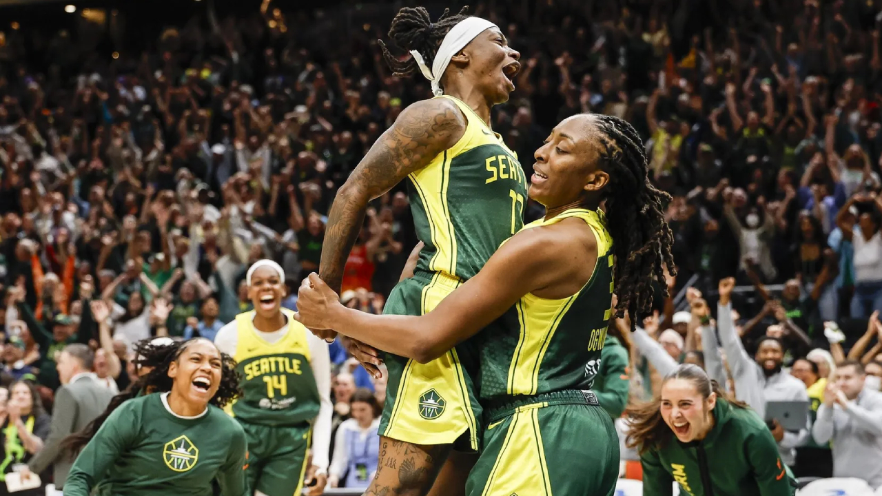 Para pemain Seattle Storm melakukan selebrasi setelah menang dramatis 74-73 atas Golden State Valkyries pada Selasa (9/9) malam. (Foto: AP)