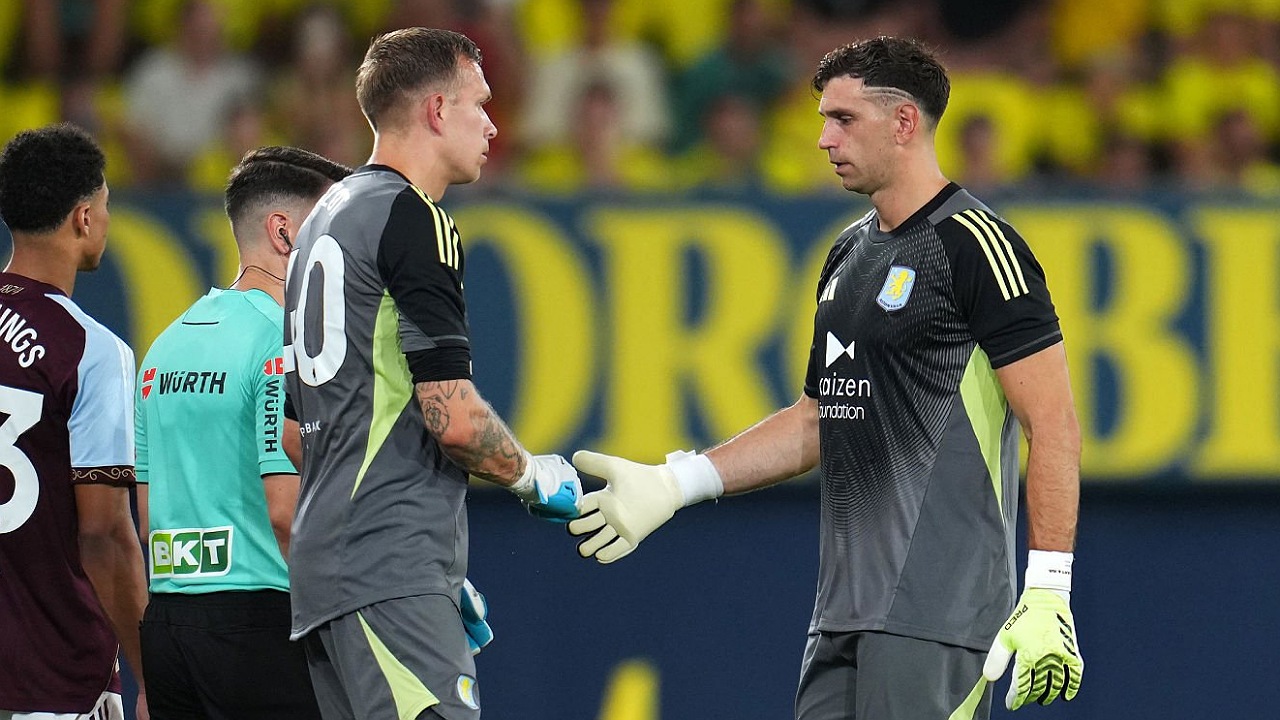 Marco Bizot dan Emiliano Martinez
