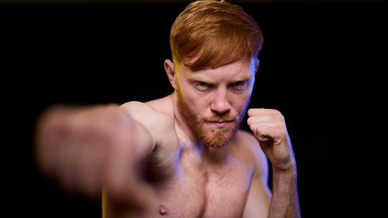 Aaron Bowen tahu saatnya telah tiba untuk menggabungkan disiplin dengan insting bertarung alaminya. (Foto: Fight TV)
