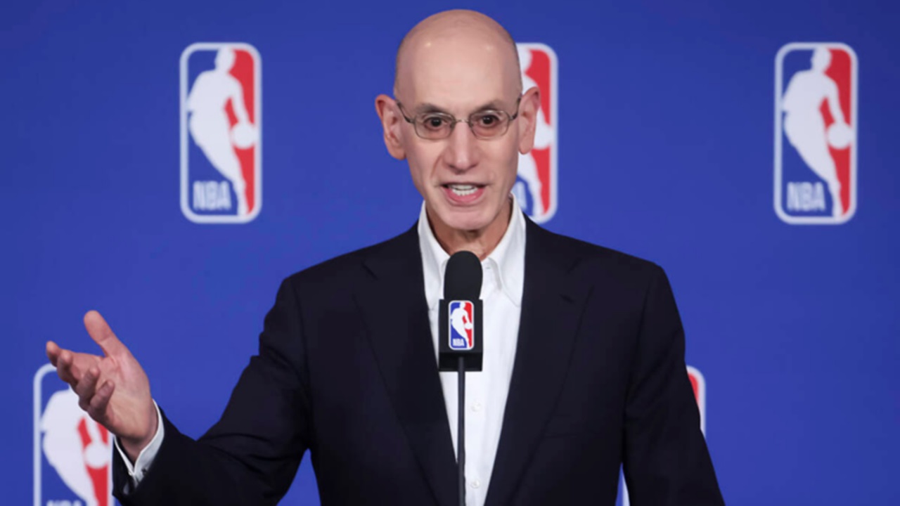 Adam Silver Komentari Kasus Kontrak Kawhi Leonard