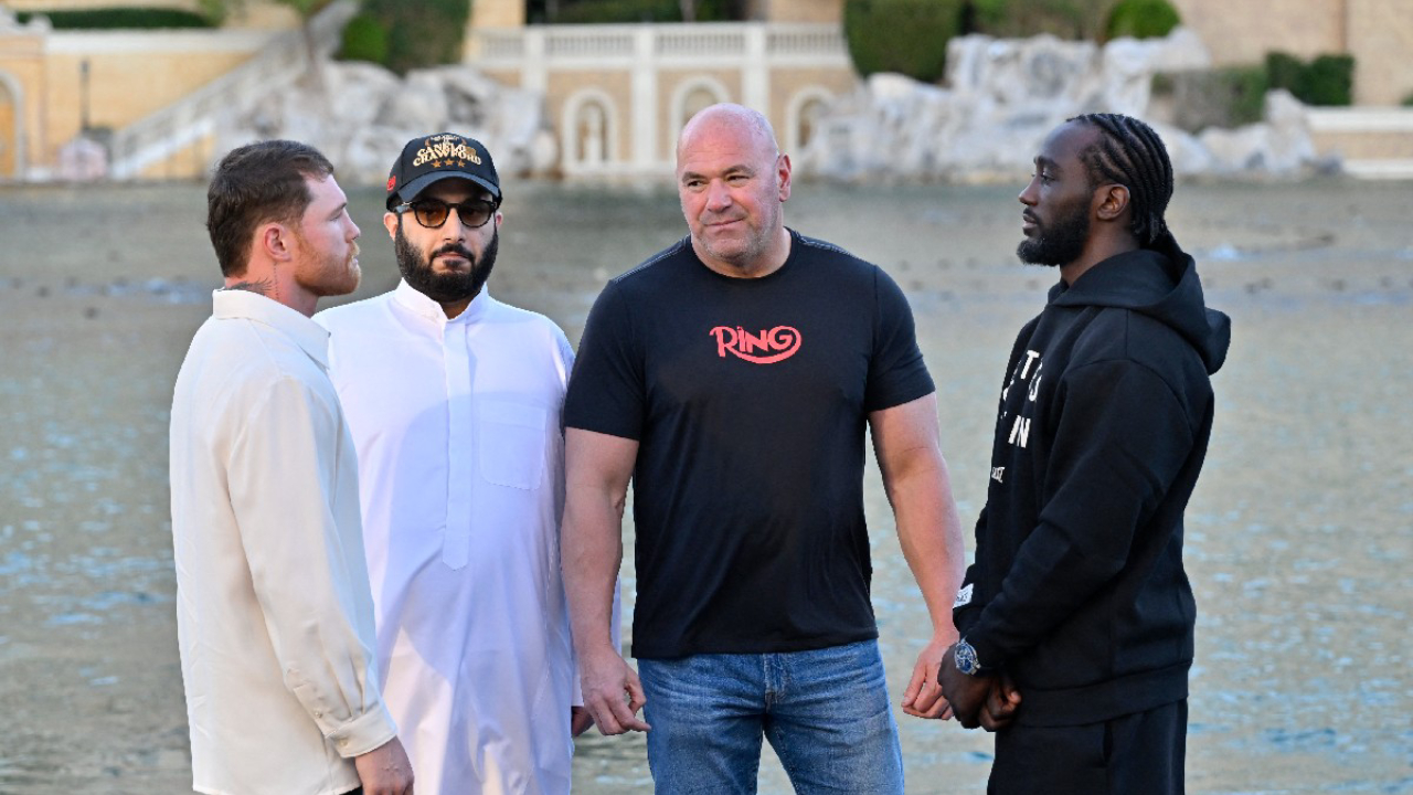 Canelo Alvarez (kiri) dan Terence Crawford berpose di di Fontainebleau. (Foto: Fight TV)