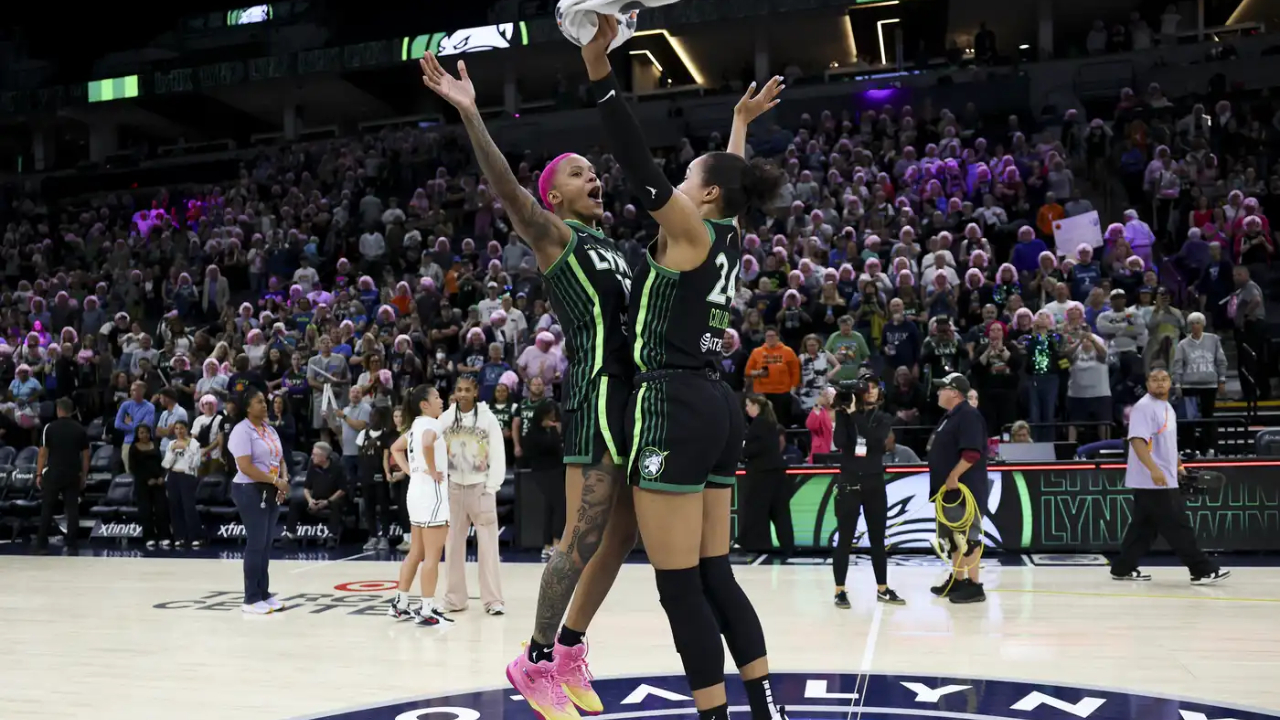 Para pemain Minnesota Lynx melakukan selebrasi setelah meraih kemenangan 72-53 atas Golden State Valkyries pada Kamis (11/9) malam. (Foto: AP)