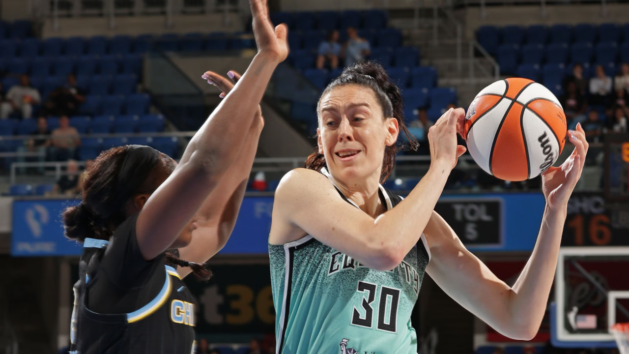 Breanna Stewart (kanan) mencetak 24 poin saat New York Liberty menang 91-86 atas tuan rumah Chicago Sky pada Kamis (11/9) malam. (Foto: AP)