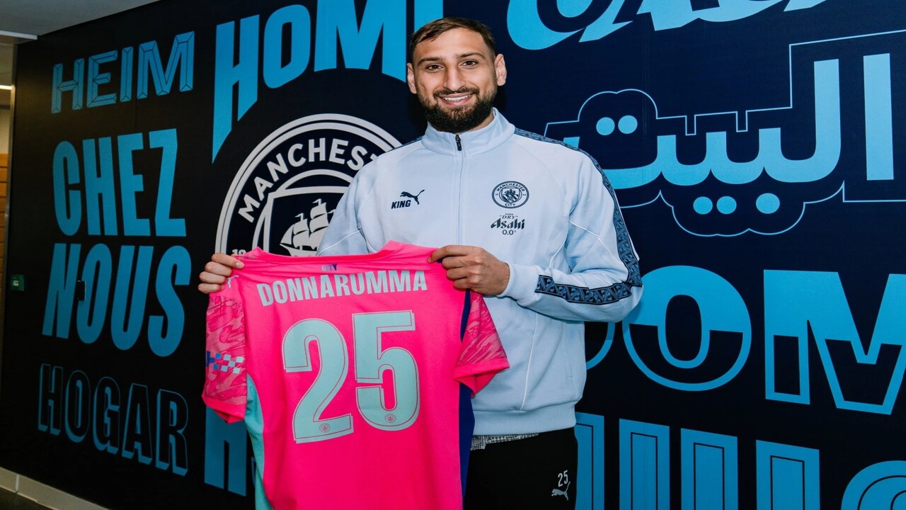 Gianluigi Donnarumma mengungkap tiga alasan mengapa dirinya memilih jersey nomor 25 di Manchester City / via Getty Images