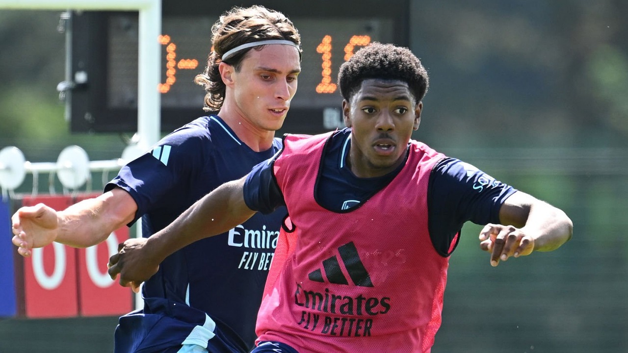 Myles Lewis-Skelly dan Riccardo Calafiori bersaing untuk posisi bek kiri Arsenal