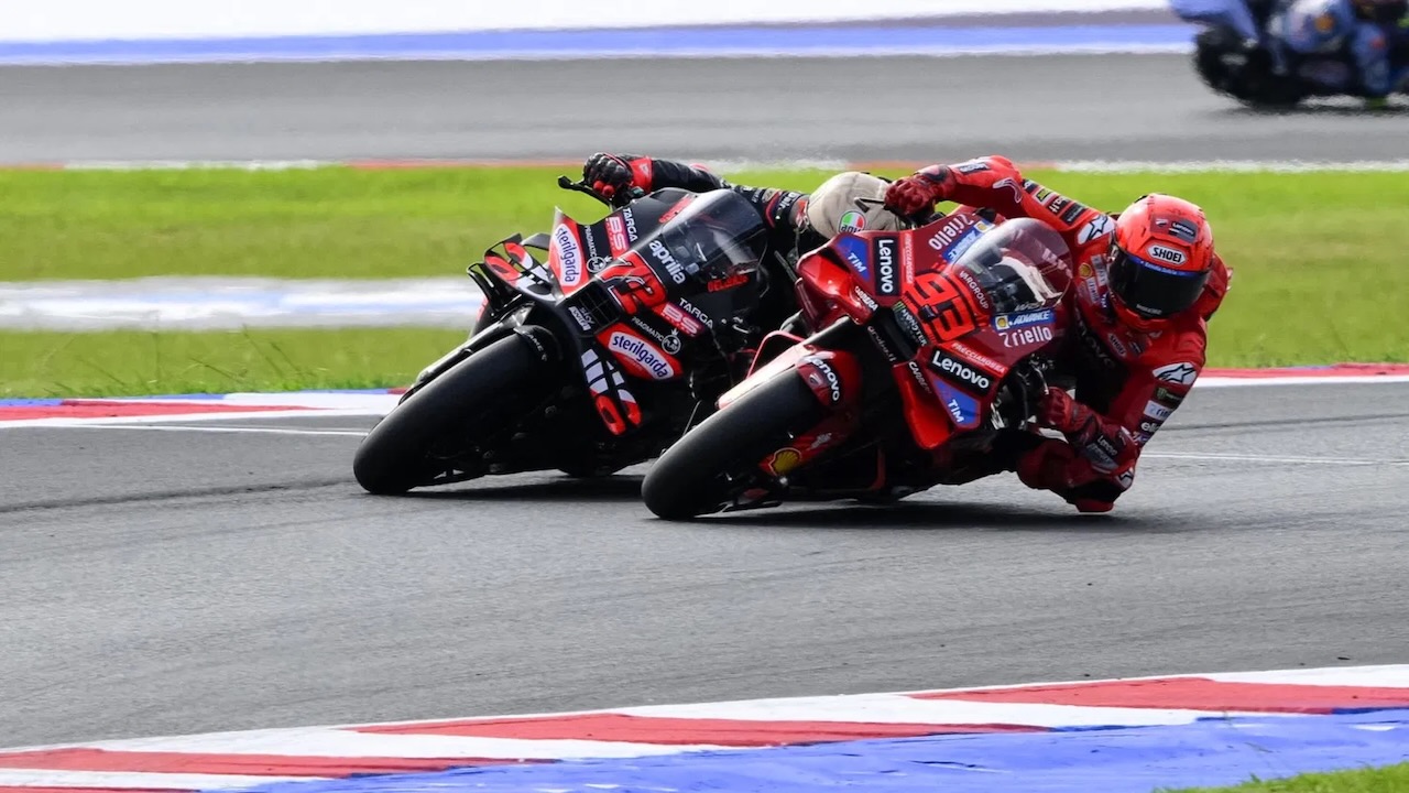 Marco Bezzecchi saat bersaing dengan Marc Marquez