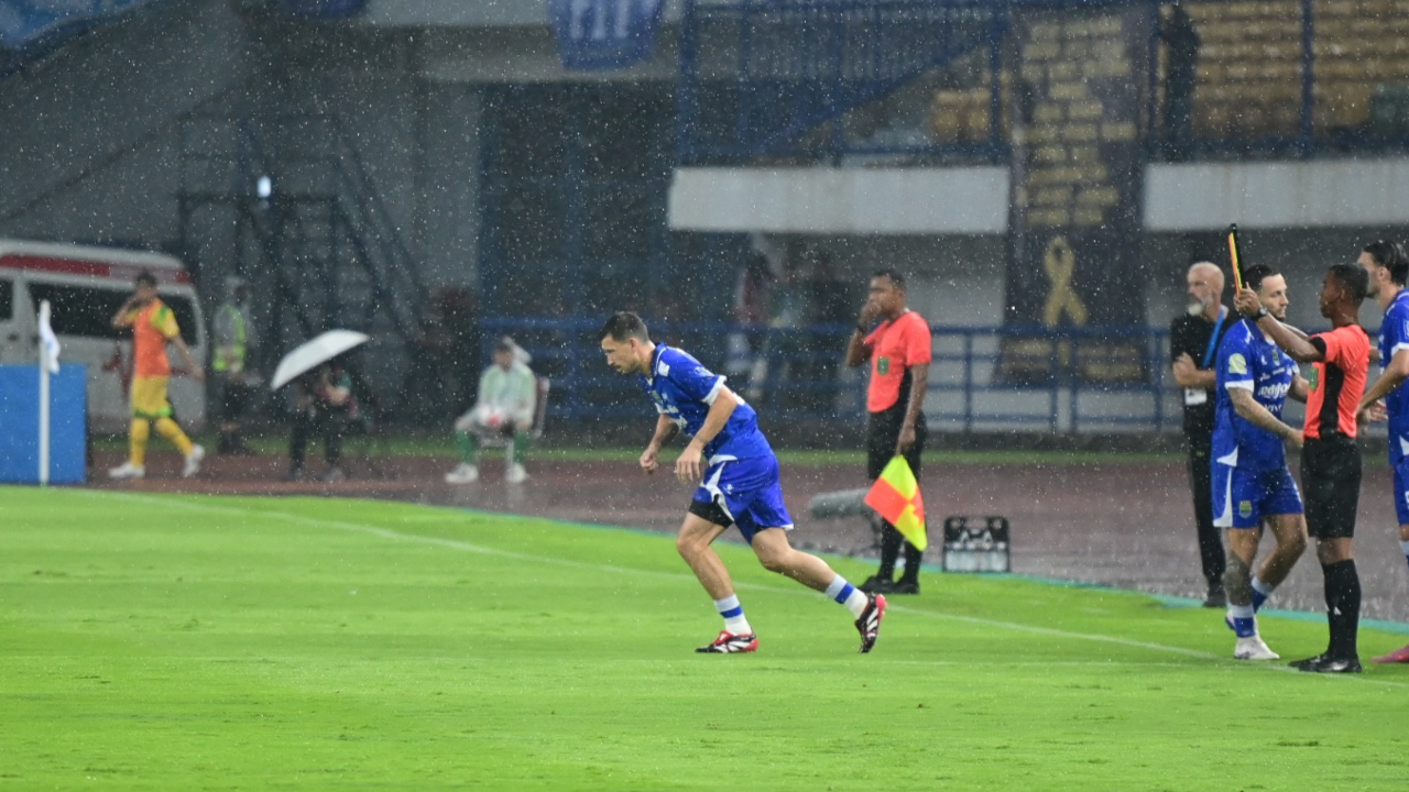 Thom Haye ketika memasuki lapangan dengan jersey Persib
