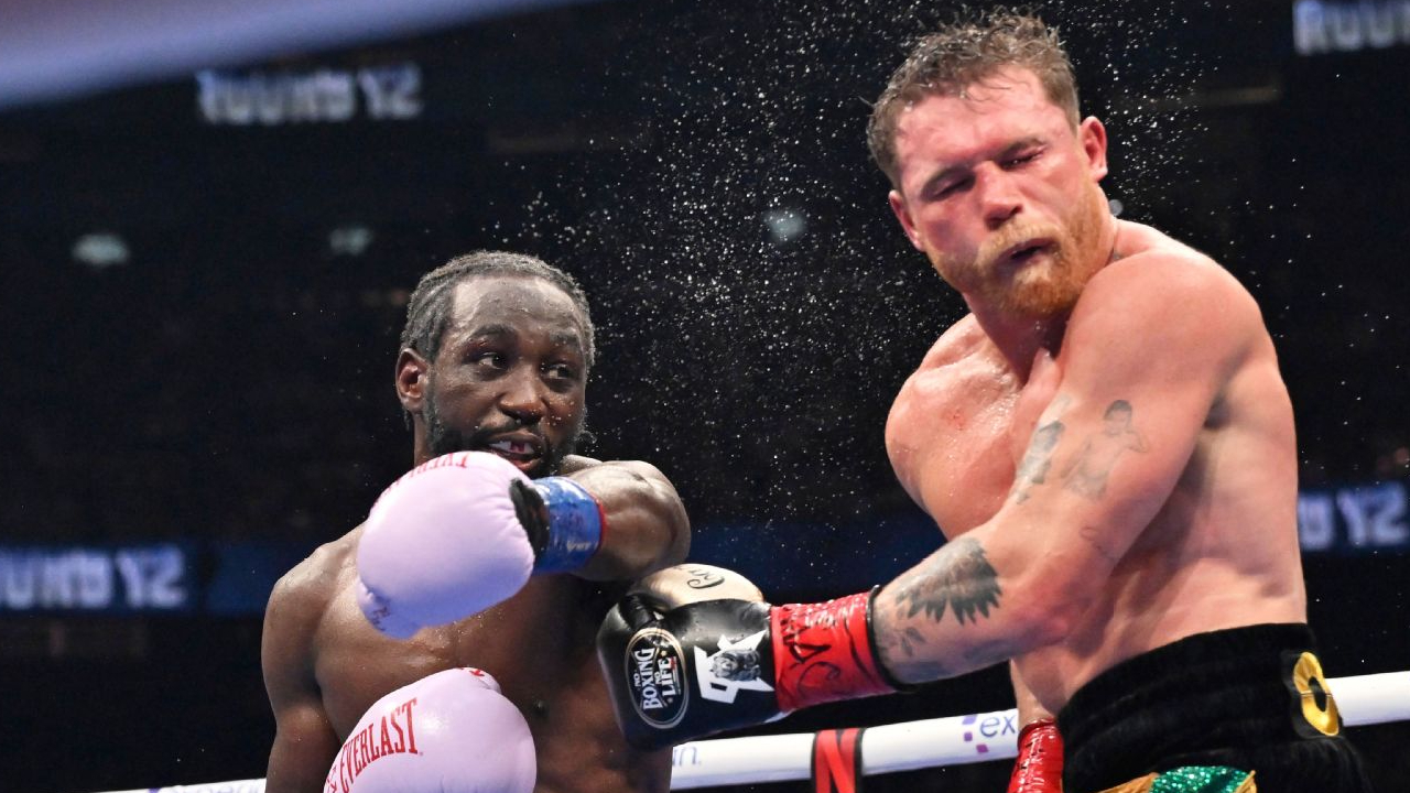 Terence Crawford (kiri) mengendalikan tempo pertarungan hampir sejak bel pembuka. (Foto: Fight TV)
