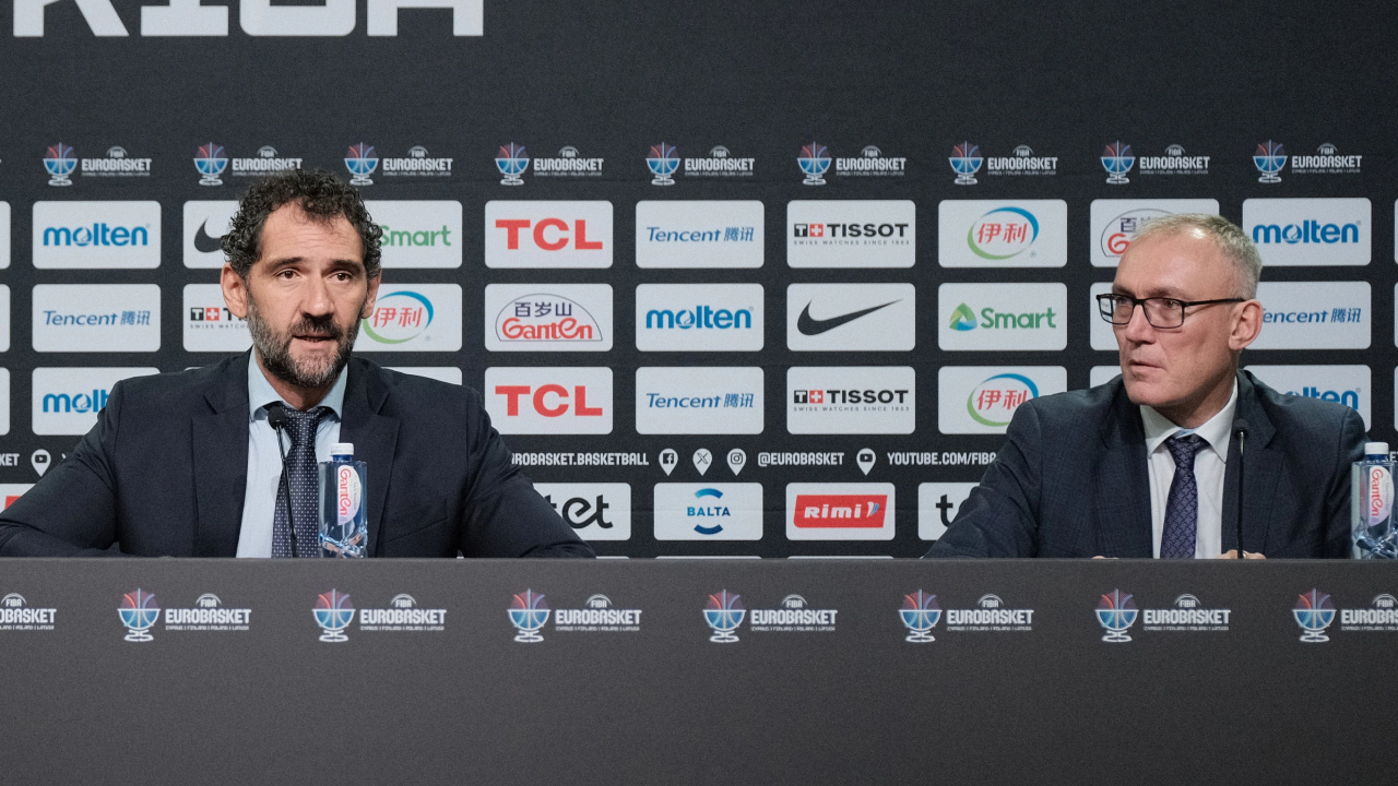 Presiden FIBA Eropa Jorge Garbajosa (kiri) dan Direktur Eksekutif FIBA Eropa Kamil Novak mengungkap data awal yang menyoroti jejak global EuroBasket yang semakin luas. (Foto: FIBA)