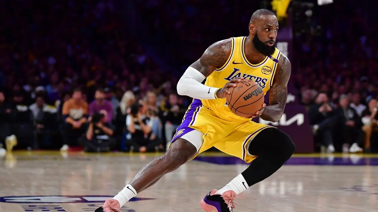 LeBron James tegaskan masih semangat bermain meski berusia 40 tahun.