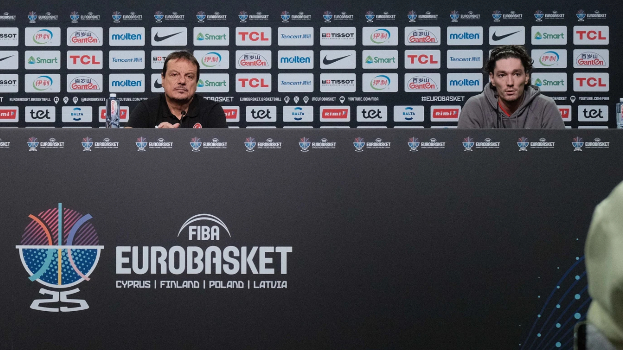 Pelatih kepala Turkiye Ergin Ataman (kiri) dan kapten tim Cedi Osman bertemu media sebelum pertandingan final EuroBasket 2025. (Foto: FIBA)