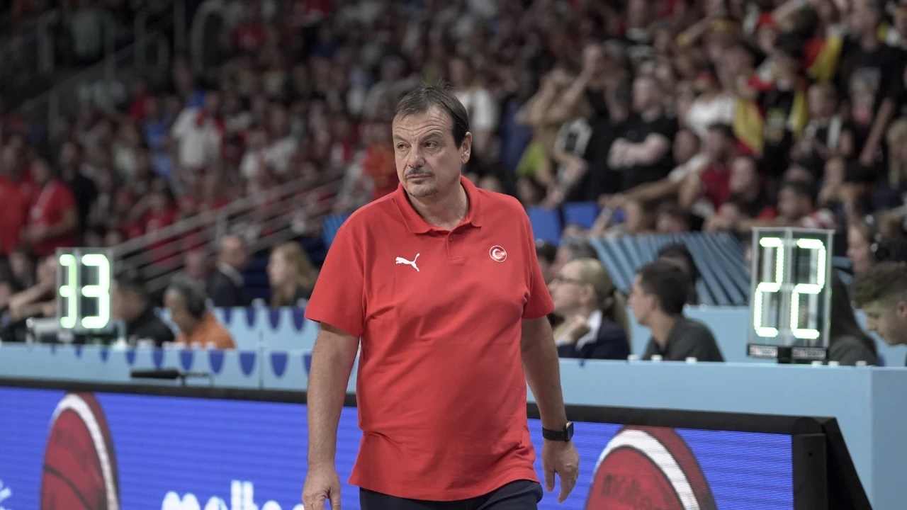 Ergin Ataman dinobatkan jadi pelatih terbaik pada turnamen FIBA Eurobasket 2025.
