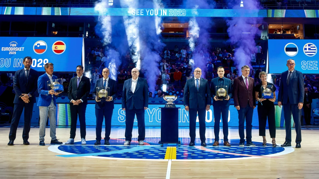 Penyelenggara edisi 2025 menyerahkan tongkat estafet dari tuan rumah bersama 2025 kepada penyelenggara FIBA EuroBasket 2029. (Foto: FIBA)