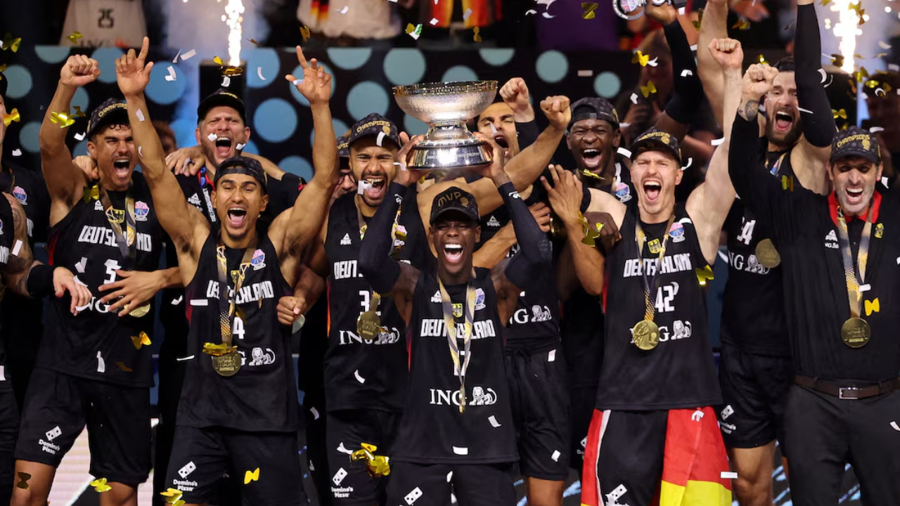 Tim Jerman melakukan selebrasi setelah menjuarai EuroBasket 2025 di Riga. (Foto: AP)